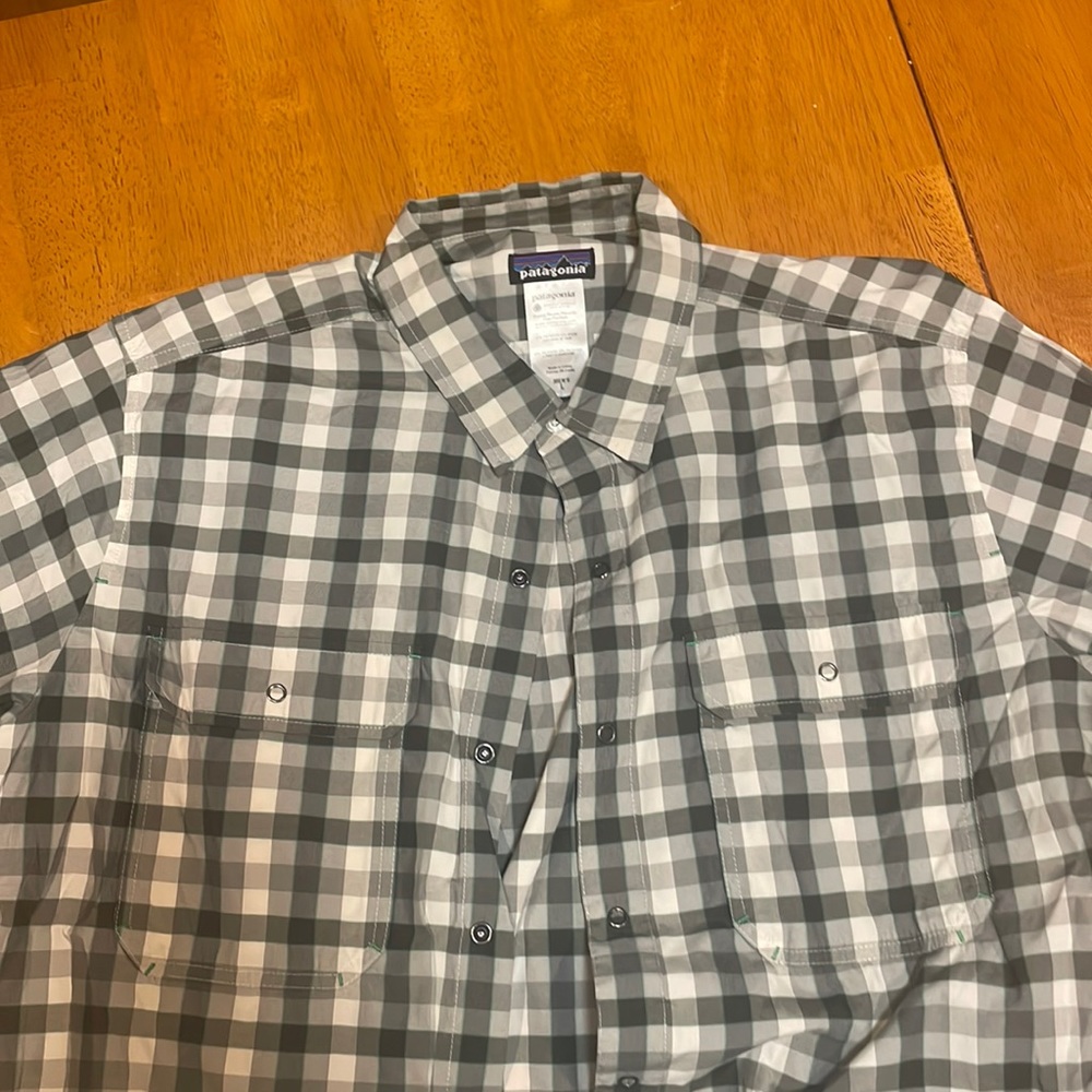 Patagonia mens large short sleeve shirt - like new- green